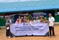Tim Pengabdian kepada Masyarakat FKIK ULM bersama guru dan peserta edukasi gizi “Isi Piringku” di SDN Keliling Benteng Tengah, Martapura, Senin (11/8/2025).