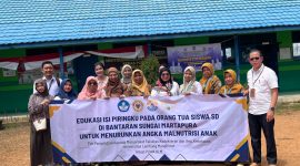 Tim Pengabdian kepada Masyarakat FKIK ULM bersama guru dan peserta edukasi gizi “Isi Piringku” di SDN Keliling Benteng Tengah, Martapura, Senin (11/8/2025).
