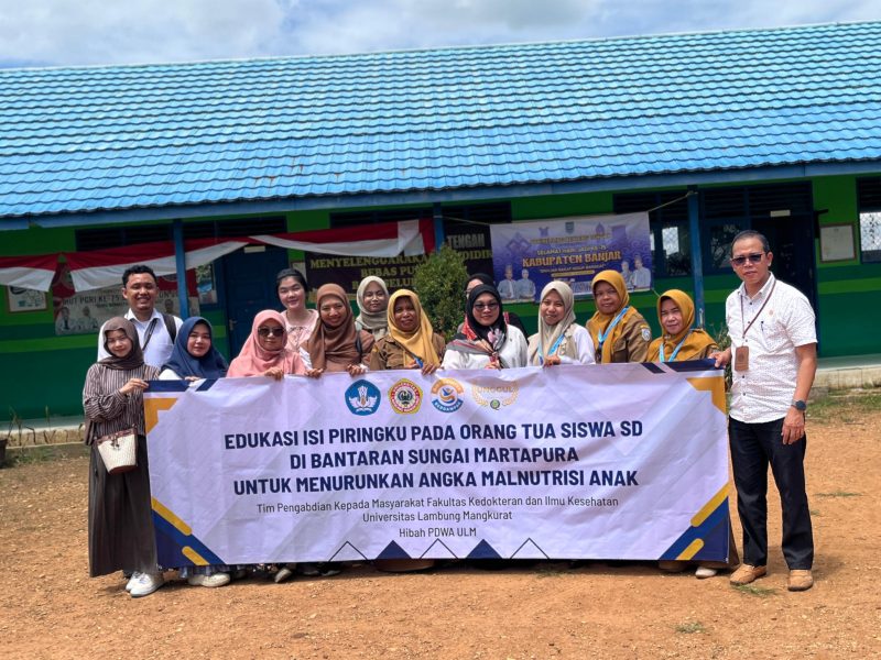 Tim Pengabdian kepada Masyarakat FKIK ULM bersama guru dan peserta edukasi gizi “Isi Piringku” di SDN Keliling Benteng Tengah, Martapura, Senin (11/8/2025).