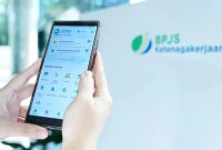 Aplikasi Jamsostek Mobile (JMO) memudahkan peserta BPJS Ketenagakerjaan untuk mengajukan klaim Jaminan Hari Tua (JHT) secara online, cepat, dan dapat dilakukan di mana saja.