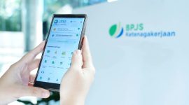 Aplikasi Jamsostek Mobile (JMO) memudahkan peserta BPJS Ketenagakerjaan untuk mengajukan klaim Jaminan Hari Tua (JHT) secara online, cepat, dan dapat dilakukan di mana saja.