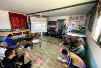 Mahasiswa Teknik Sipil UNUKASE bersama perangkat Desa Tajau Landung mengikuti pelatihan penyusunan RAB infrastruktur perairan dalam program KKN di Kecamatan Sungai Tabuk, Kabupaten Banjar, Kamis (14/8/2025).