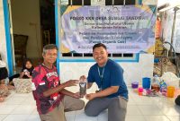 Mahasiswa KKN UNUKASE bersama warga Desa Sungai Tandipah menunjukkan hasil olahan eco enzyme dalam pelatihan kreatif berbasis potensi lokal, Kamis (14/8/2025).