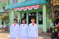 Tiga petugas Paskibra UNUKASE berfoto bersama usai melaksanakan tugas pada upacara peringatan HUT ke-80 Kemerdekaan RI di Kampus Banjar, Minggu (17/8/2025)