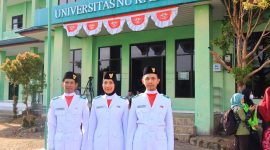 Tiga petugas Paskibra UNUKASE berfoto bersama usai melaksanakan tugas pada upacara peringatan HUT ke-80 Kemerdekaan RI di Kampus Banjar, Minggu (17/8/2025)