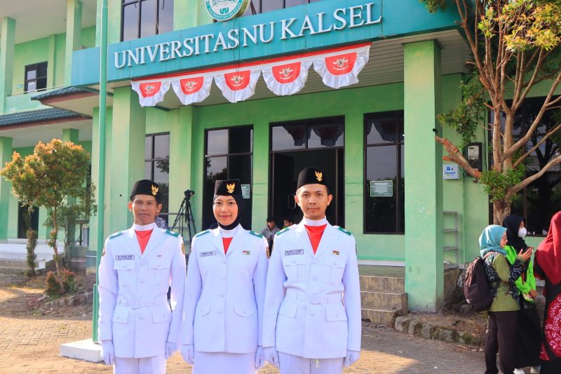 Tiga petugas Paskibra UNUKASE berfoto bersama usai melaksanakan tugas pada upacara peringatan HUT ke-80 Kemerdekaan RI di Kampus Banjar, Minggu (17/8/2025)