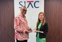 Ketua Umum DePA-RI TM Luthfi Yazid (kiri) saling bertukar cinderamata dengan CEO SIAC Ms Gloria Lim (kanan) di Singapura pada 15 Agustus 2025 (Foto: DPP DePA-RI)