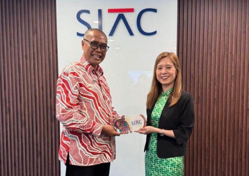 Ketua Umum DePA-RI TM Luthfi Yazid (kiri) saling bertukar cinderamata dengan CEO SIAC Ms Gloria Lim (kanan) di Singapura pada 15 Agustus 2025 (Foto: DPP DePA-RI)