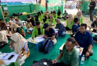 Para aparatur desa dan pengurus BUMDes mengikuti pelatihan penyusunan laporan keuangan yang digelar UNUKASE bersama mahasiswa KKN di Desa Tajau Landung, Banjar, Sabtu, (16/8/2025)