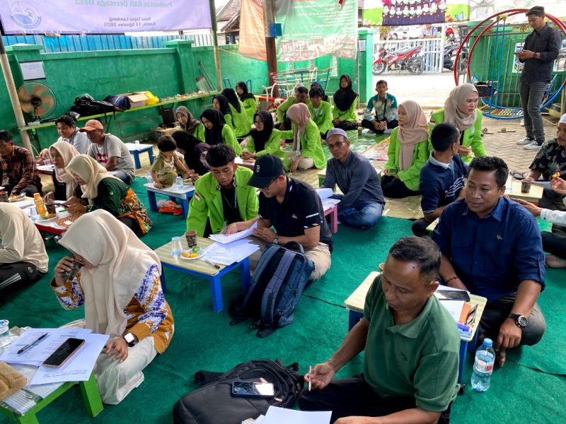 Para aparatur desa dan pengurus BUMDes mengikuti pelatihan penyusunan laporan keuangan yang digelar UNUKASE bersama mahasiswa KKN di Desa Tajau Landung, Banjar, Sabtu, (16/8/2025)