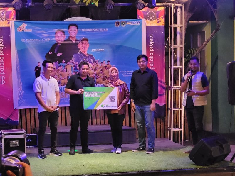 Penyerahan simbolis perlindungan BPJS Ketenagakerjaan kepada atlet sepak bola Tanah Bumbu yang akan berlaga di Porprov Kalsel 2025, berlangsung di Palaka Coffee Pagatan, Jumat (22/8/2025).