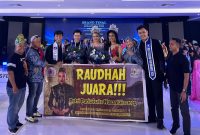 Raudhah, mahasiswi STIKes Intan Martapura, bersama para finalis dan pendukung usai dinobatkan sebagai Putri Pariwisata Nusantara 2025 di Ibu Kota Nusantara, Minggu (24/8/2025) malam.