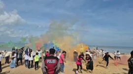 Batakan Color Fun 2025 sukses meriah di Pantai Batakan Baru, dongkrak kunjungan wisatawan dan berpotensi jadi event tahunan
