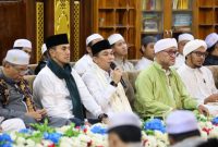 Bupati Andi Rudi Latif menyambut ulama Hadhramaut, Al Habib Muhammad Bin Abdullah Al Junaid di Masjid Darul Falah, Tanah Bumbu,