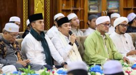 Bupati Andi Rudi Latif menyambut ulama Hadhramaut, Al Habib Muhammad Bin Abdullah Al Junaid di Masjid Darul Falah, Tanah Bumbu,