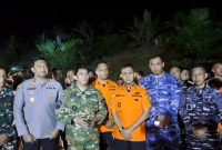 Bupati Andi Rudi Latif pimpin pelepasan korban helikopter jatuh di Mantewe, Tanah Bumbu, Kamis malam 4 September 2025.