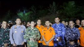 Bupati Andi Rudi Latif pimpin pelepasan korban helikopter jatuh di Mantewe, Tanah Bumbu, Kamis malam 4 September 2025.