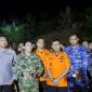 Bupati Andi Rudi Latif pimpin pelepasan korban helikopter jatuh di Mantewe, Tanah Bumbu, Kamis malam 4 September 2025.