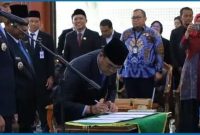 Bupati Tanah Laut H. Rahmat Trianto melantik 108 PPPK, mengambil sumpah PNS, serta mendorong ASN berinovasi dan profesional