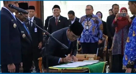Bupati Tanah Laut H. Rahmat Trianto melantik 108 PPPK, mengambil sumpah PNS, serta mendorong ASN berinovasi dan profesional
