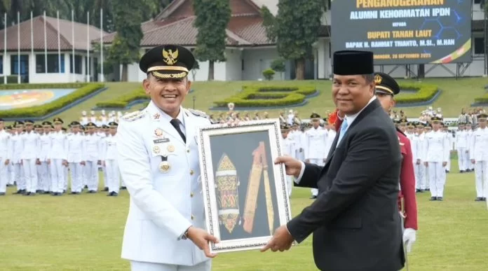 Bupati Tanah Laut H. Rahmat Trianto menerima gelar Alumni Kehormatan IPDN dan menekankan pentingnya integritas serta pelayanan publik