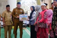 Bupati Tanah Laut Rahmat Trianto serahkan hadiah Rp115 juta untuk kafilah berprestasi MTQ provinsi, pada peringatan maulid Nabi Muhammad SAW