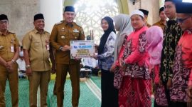 Bupati Tanah Laut Rahmat Trianto serahkan hadiah Rp115 juta untuk kafilah berprestasi MTQ provinsi, pada peringatan maulid Nabi Muhammad SAW