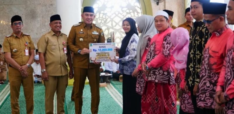 Bupati Tanah Laut Rahmat Trianto serahkan hadiah Rp115 juta untuk kafilah berprestasi MTQ provinsi, pada peringatan maulid Nabi Muhammad SAW