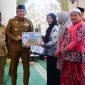 Bupati Tanah Laut Rahmat Trianto serahkan hadiah Rp115 juta untuk kafilah berprestasi MTQ provinsi, pada peringatan maulid Nabi Muhammad SAW