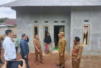 Bupati Tanah Laut meninjau program bedah rumah, membantu warga Desa Ketapang dan Tirta Jaya, serta memberikan bantuan tanah