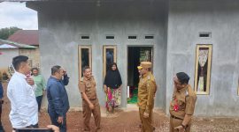 Bupati Tanah Laut meninjau program bedah rumah, membantu warga Desa Ketapang dan Tirta Jaya, serta memberikan bantuan tanah