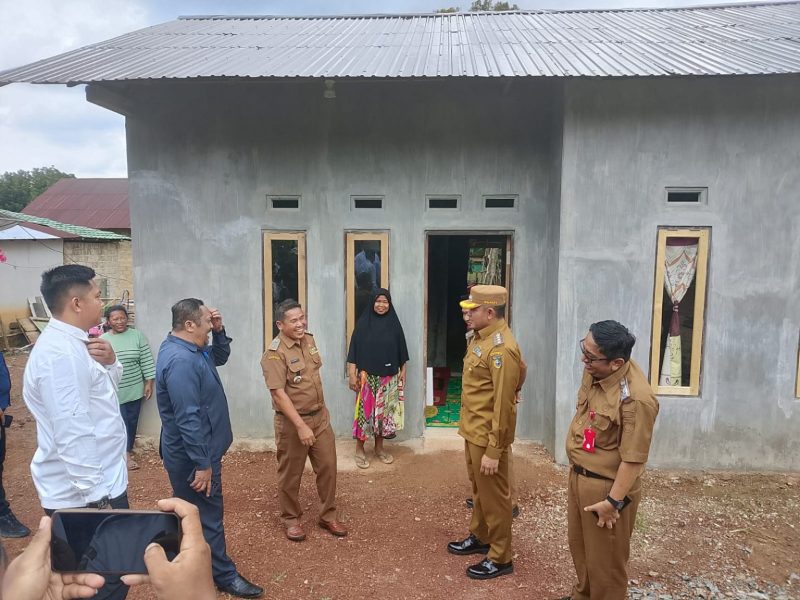Bupati Tanah Laut meninjau program bedah rumah, membantu warga Desa Ketapang dan Tirta Jaya, serta memberikan bantuan tanah