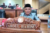 Abdul Rahim, anggota DPRD Tanah Bumbu, dalam rapat paripurna di Batulicin. Putra asli Pulau Sawangi tersebut berkomitmen memperjuangkan agar kampung halamannya berkembang menjadi ikon wisata unggulan.