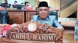 Abdul Rahim, anggota DPRD Tanah Bumbu, dalam rapat paripurna di Batulicin. Putra asli Pulau Sawangi tersebut berkomitmen memperjuangkan agar kampung halamannya berkembang menjadi ikon wisata unggulan.
