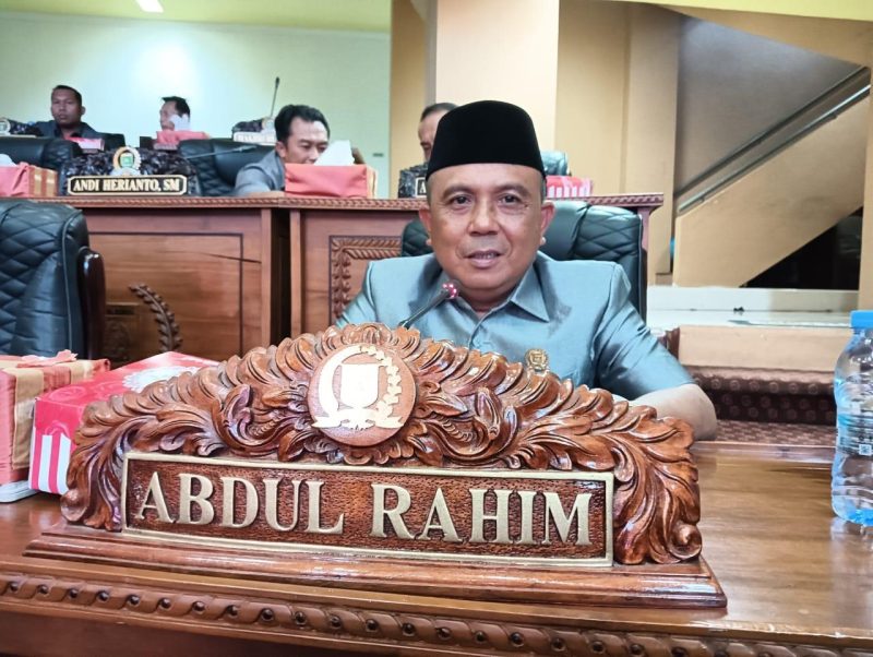 Abdul Rahim, anggota DPRD Tanah Bumbu, dalam rapat paripurna di Batulicin. Putra asli Pulau Sawangi tersebut berkomitmen memperjuangkan agar kampung halamannya berkembang menjadi ikon wisata unggulan.