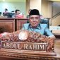 Abdul Rahim, anggota DPRD Tanah Bumbu, dalam rapat paripurna di Batulicin. Putra asli Pulau Sawangi tersebut berkomitmen memperjuangkan agar kampung halamannya berkembang menjadi ikon wisata unggulan.
