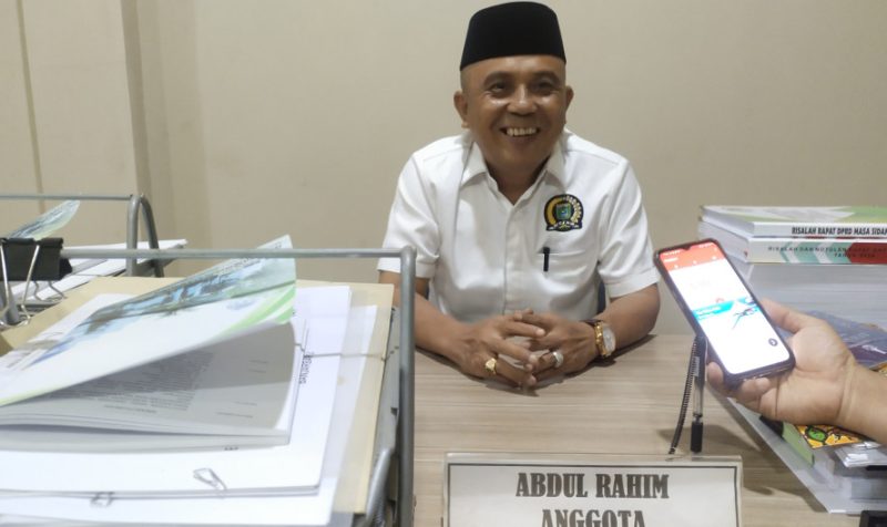Anggota DPRD Tanah Bumbu dari Fraksi PDIP, Abdul Rahim, saat ditemui di ruang kerjanya menyampaikan komitmen mendukung pemberantasan narkoba, Senin (15/9/2025).
