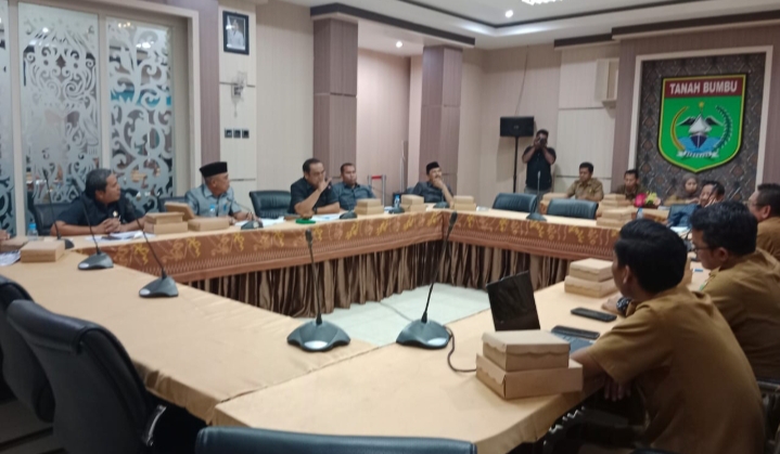 Suasana rapat kerja Komisi II DPRD Tanah Bumbu bersama dinas terkait membahas isu relokasi Pasar Pagatan, Senin (15/9/2025).