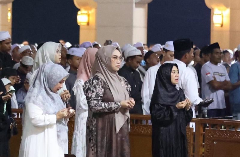 Ketua TP-PKK Andi Irmayani hadiri Maulid Nabi dan doa bersama di Masjid Agung Al Falah, Minggu 7 September 2025