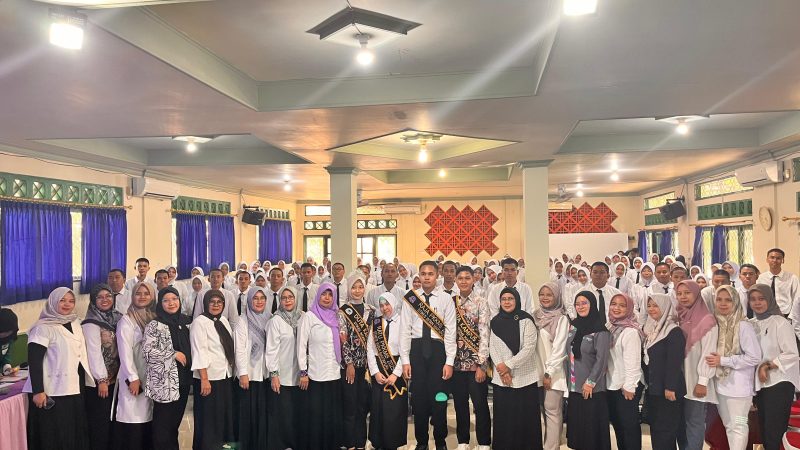 STIKes Intan Martapura melaksanakan PKKMB 2025, Senin 1 September di Aula Kampus I, diikuti ratusan mahasiswa baru penuh antusiasme