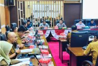 Suasana Rapat Kerja DPRD Tanah Bumbu membahas draft Raperda Kerjasama Daerah, dihadiri pejabat dinas, badan, dan bagian Sekretariat Daerah, Senin (22/09/2025).