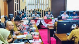 Suasana Rapat Kerja DPRD Tanah Bumbu membahas draft Raperda Kerjasama Daerah, dihadiri pejabat dinas, badan, dan bagian Sekretariat Daerah, Senin (22/09/2025).