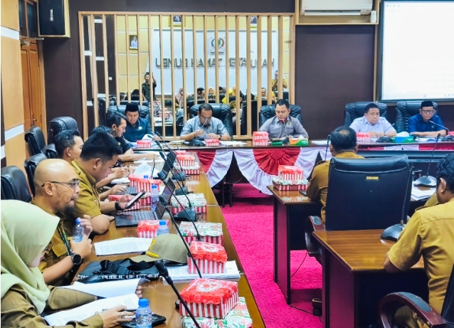 Suasana Rapat Kerja DPRD Tanah Bumbu membahas draft Raperda Kerjasama Daerah, dihadiri pejabat dinas, badan, dan bagian Sekretariat Daerah, Senin (22/09/2025).