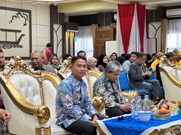 WaliKota HM Yamin menghadiri pelantikan pengurus SMSI Kalsel di Aula Kayuh Baimbai Banjarmasin pada Minggu 14 September 2025