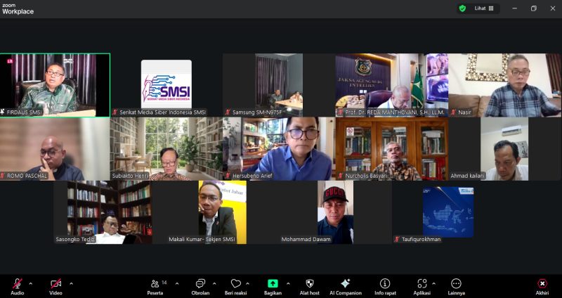 Pengurus Serikat Media Siber Indonesia (SMSI) bersama Dewan Pembina, Dewan Penasehat, dan Dewan Pakar saat mengikuti rapat pengurus harian secara daring melalui aplikasi Zoom, Selasa (2/9/2025).