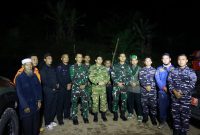 Tim gabungan TNI, Polri, Basarnas, relawan, dan masyarakat setempat berfoto bersama usai melakukan pencarian helikopter jatuh di wilayah Kecamatan Mantewe, Kabupaten Tanah Bumbu, Rabu (3/9/2025) malam.