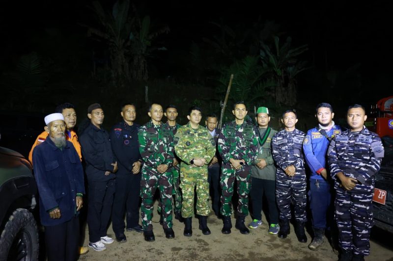 Tim gabungan TNI, Polri, Basarnas, relawan, dan masyarakat setempat berfoto bersama usai melakukan pencarian helikopter jatuh di wilayah Kecamatan Mantewe, Kabupaten Tanah Bumbu, Rabu (3/9/2025) malam.