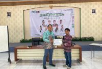 Sekretaris Umum HMI Cabang (P) Kotabaru-Tanah Bumbu, Muhammad Ilman (Kanan), menerima sertifikat usai mengikuti Advance Training (LK III) yang digelar Badko HMI Kalimantan Selatan, 31 Agustus–07 September 2025.