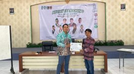 Sekretaris Umum HMI Cabang (P) Kotabaru-Tanah Bumbu, Muhammad Ilman (Kanan), menerima sertifikat usai mengikuti Advance Training (LK III) yang digelar Badko HMI Kalimantan Selatan, 31 Agustus–07 September 2025.