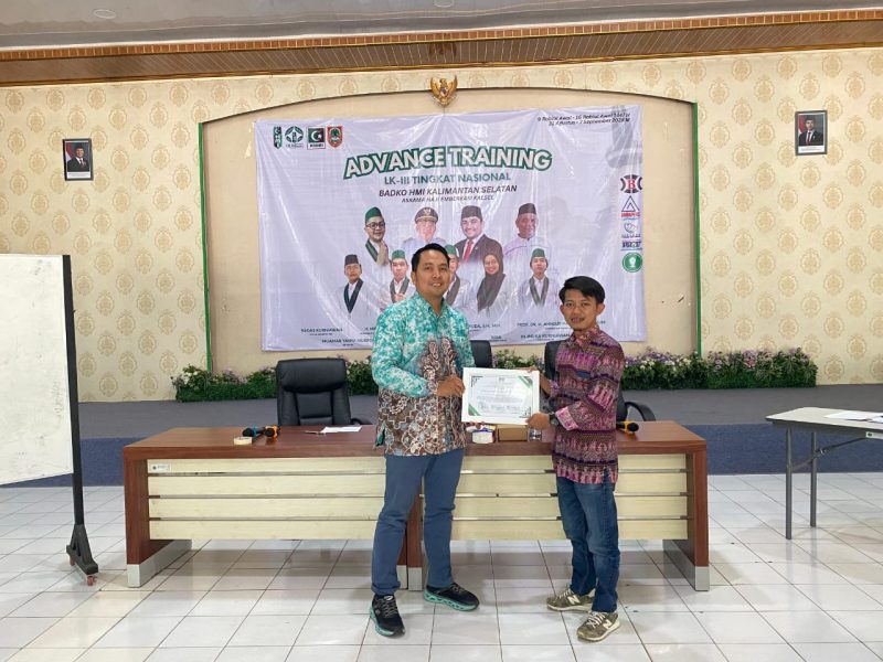 Sekretaris Umum HMI Cabang (P) Kotabaru-Tanah Bumbu, Muhammad Ilman (Kanan), menerima sertifikat usai mengikuti Advance Training (LK III) yang digelar Badko HMI Kalimantan Selatan, 31 Agustus–07 September 2025.